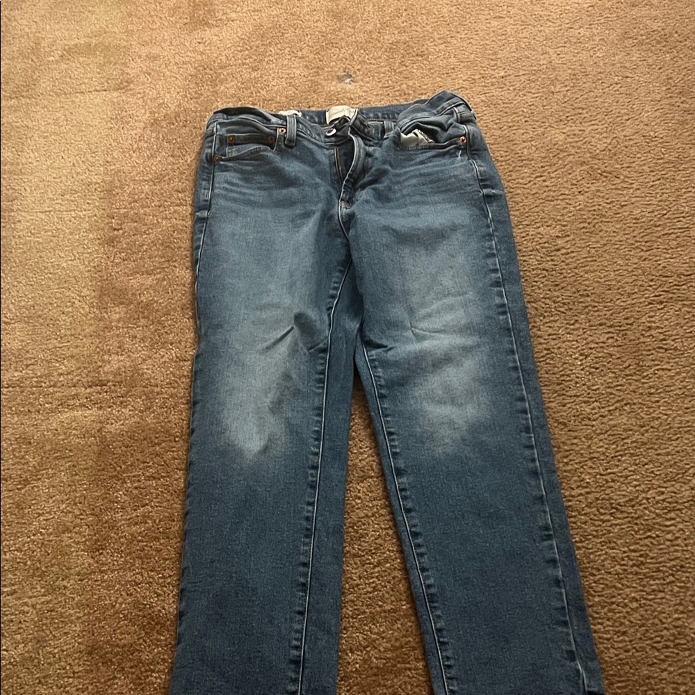 Universal Thread Women's Straight Leg Jeans in Denim Blue
